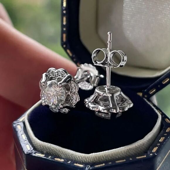 Certified 1ct t.w VVS1 Moissanite Luxury Stud Earrings - Picture 3 of 7